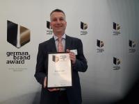 Jost Sagasser, Leiter Unternehmenskommunikation brainLight GmbH, nimmt den Award entgegen