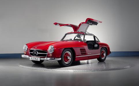 Die Drehplatte 506 präsentiert einen Mercedes SL300.