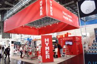 Zur Weltleitmesse A+A Arbeitssicherheit und Arbeitsschutz in Düsseldorf präsentierte sich HYMER-Steigtechnik zum ersten Mal mit komplett überarbeiteten Markenauftritt. Mit dem neuen Messesstand wird HYMER auch auf der LogiMAT in Stuttgart vertreten sein und zeigt dort den Online-Konfigurator sowie ausgewählte Steigtechnik für Branchen wie Industrie, Logistik und Handwerk. 