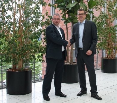 Christoph Kühnapfel, GF der Team IT Distribution GmbH und Dr. Ralf Ebbinghaus, CEO von Swyx.jpg
