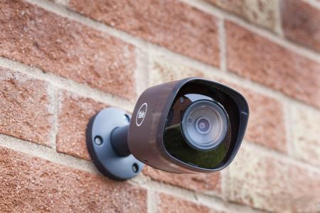 New CCTV wired: Alles im Blick: Die robusten, wetterfesten Außenkameras sind Teil der neuen CCTV-Sets. Sie sind via App ansteuerbar, so dass auch von unterwegs geprüft werden kann, ob zuhause alles in Ordnung ist / Foto: ASSA ABLOY Sicherheitstechnik GmbH