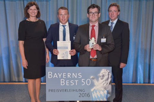 BU 0 Bernd Krebs und Christoph Hauck bei der Übergabe der begehrten Auszeichnung „Bayerns Best 5.jpg