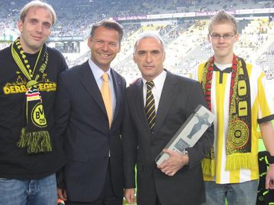Die Pokalübergabe im Dortmunder Stadion.