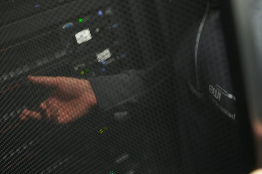 Foto BWI-Mitarbeiter Rz-Serverraum.jpg