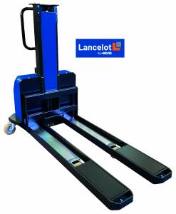 Der sich selbstverladende Mitnahmestapler „Lancelot“ kann bis zu 6,5 Meter lange und eine Tonne schwere Güter beim privaten Endkunden direkt und unkompliziert abladen. (Foto: ELVIS AG)