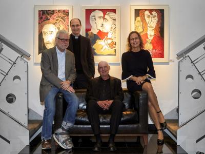 67. WITTENSTEIN-Vernissage (v.li.n.re.): Rudi Neugebauer (Leiter der Freien Malschule Palette, Lauda-Königshofen), Pfarrer Ralph Walterspacher (Seelsorgeeinheit Lauda-Königshofen), Michael Salomon (sitzend) und Sabine Maier (Pressesprecherin der WITTENSTEIN SE)