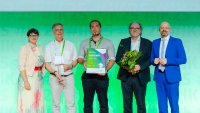 Die Preisverleihung des Sächsischen Gründerpreises am 25. Juni in Dresden.
v.l.: Susanne Stump (Geschäftsführerin, futureSAX), Dr. Frank Schlichting (Geschäftsführer SaxonQ), Dr. Tobias Herzig (SaxonQ), Prof. Jan Meijer (CTO und Mitgründer SaxonQ), Thomas Kralinski (Staatssekretär am SMWA)