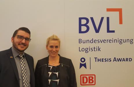 Florian Lichtenberger mit Annika Karger (Studiengangskoordinatorin des Logistik-Fernstudiums) (Foto: Hochschule Ludwigshafen)