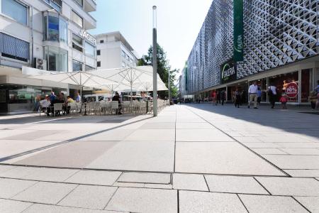 In Pforzheim ist mit der Neugestaltung der Fußgängerzone im Bereich der Westlichen Karl-Friedrich-Straße ein weiträumiges, modernes und einladendes Areal zum Shoppen und Verweilen entstanden.