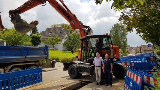 Auf der Baustelle in Sasbach: Desiree Heintz ist der glückliche Baggerfahrer bei PEKA. Davor stehen der zufriedene Unternehmer Andreas Kienzler (li.) der sich auf den fachmännischen Rat seines Maschinenlieferanten Reiner Reichert (re.) immer verlassen kann