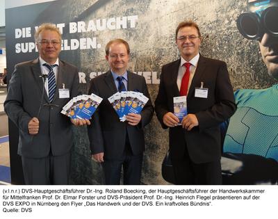 Prof. Flegel, Dr. Boecking und Prof. Forster präsentieren den Flyer von DVS und ZDH