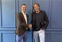 Matthias Schmid, Geschäftsführer ENERANDO Technologies (links) und Carsten Tobien, Leiter Geschäftsfeld PrimeBusiness, die Bayerische (rechts)