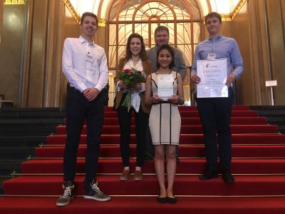 Gewinner des Smart Home Awards 2019: Studenten der TUM: v.l. Alexander Collins v.m. Loomila Hada v.r. Patrick Sowinski & Forschungspartner iHaus: Theresa Nirschl und Ralf Pfleghar.