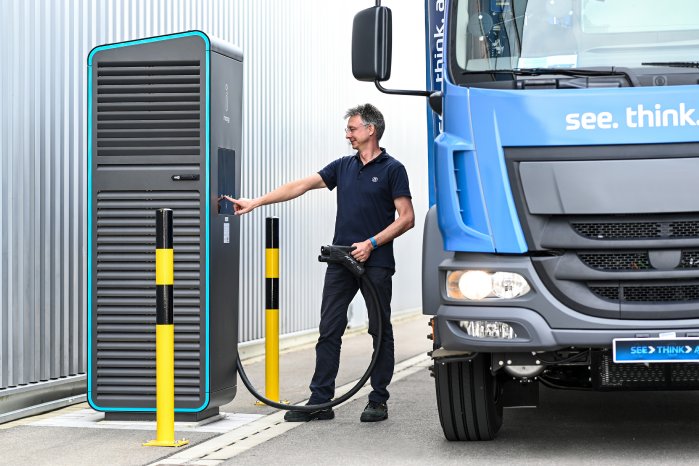 2-1_ZF_E-Mobility_CeTrax_Truck_Charging.jpg