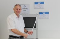 Marktstart für den SEZ-NHK: Dirk Wrobel (Produktmanager Textiler Sonnenschutz) hat das SELVE-Entwicklungsprojekt geleitet. Genauso wie Fachkunden ist er von den Vorteilen der branchenweit ersten Lösung zur Notöffnung motorisierter Zip-Screens überzeugt. Für absolute Betriebssicherheit ist bei Stromausfall ´dank des neuentwickelten Freilaufs gesorgt.