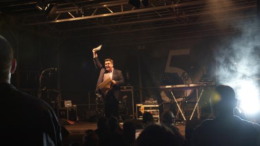 Bildunterschrift: Moderator Erasmus Stein verkündet den Guinness-Weltrekord für das hellste LED-Flutlicht von silence lights.
Bildquelle: silence lights. (Fotograf: nkproduction)