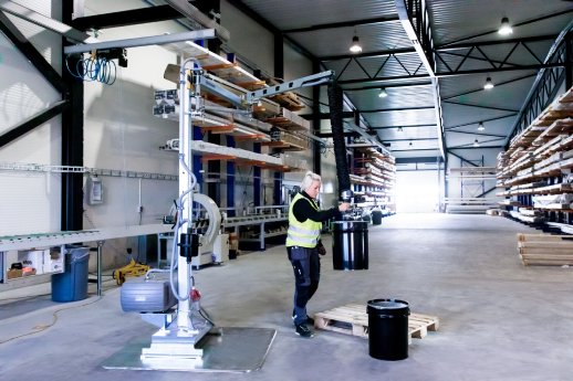 Pronomic_Easycrane-Pro_mobiler_Kranausleger_für_ergonomisches_Tonnen-Handling.jpg