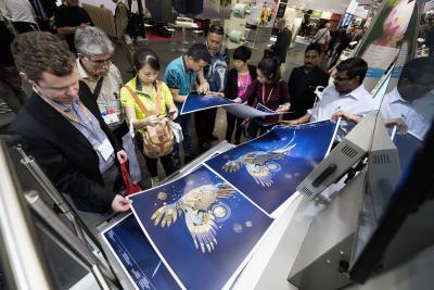 Unique finishing effects at the Kurz drupa booth in 2016. There's more to come at drupa 2021 / Photo: Kurz