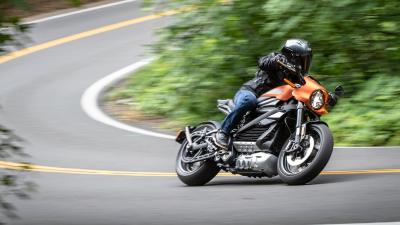 Das Harley-Davidson LiveWire ist ein Elektro-Motorrad mit dynamischem Fahrerlebnis.
Um die Ziele in punkto Reichweite, Beschleunigung und Handling zu erreichen, wurde die Energiekapazität des Fahrzeugs um 90 % erhöht, und dabei gleichzeitig das Verhältnis von Energiekapazität zur Fahrzeugmasse um 60 % verbessert. Die Karosserie-Steifigkeit wurde um 143 % und 97 % in den beiden Hauptrichtungen erhöht, wobei die Rolling Chassis Masse um 2,3 kg reduziert wurde.
