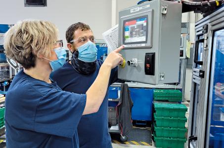 Freudenberg Sealing Technologies im US-amerikanischen Troy (Ohio) hat als erstes nordamerikanisches Werk des Unternehmens die Zertifizierung nach ISO 45001 erhalten. Im Bild führen die beiden Mitarbeiter Michelle Collett (links) und Chris Rampulla ein Audit an einer Umformpresse im Werk durch (Copyright: Freudenberg Sealing Technologies 2021)