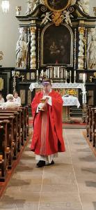 Hier sieht man den Leiter des Pastoralverbunds Pfarrdechant Dr. Hans-Bernd Krismanek (Seelsorglicher Ansprechpartner für die Kirchengemeinden: Bruchhausen, Corvey und Godelheim) mit einem unserer Face Shields in der St. Mariä Himmelfahrt Kirche in Bosseborn bei Höxter.