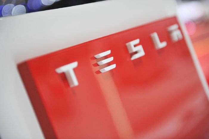 TESLA Motors_Schriftzug auf der Markenstele.jpg