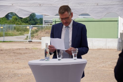 2_Dr. Uwe Krismann begrüßt die Gäste.JPG