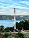 Eine der Bohranlagen von Viking Well Service in der Region Finger Lakes im Bundesstaat New York ist oben abgebildet. Diese Anlage ist eine von fünf neuen, die die Flotte von Zefiro durch den Ausrüstungserwerb ergänzen.