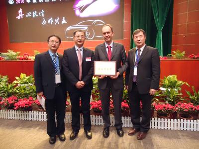 Der chinesische Automobilhersteller Great Wall zeichnete Brose im Januar 2011 mit dem "Excellent Development Award" aus. Bei der Preisverleihung in Boading: v.l. Fei Xia (Brose, Kundenteamleiter Motoren China), Yong Huang (Great Wall, Vorstand für Entwicklung), Manfred Frei(Brose,Entwicklungsleiter Asien)und Ping Ran(Brose,Leiter Technischer Vert.)