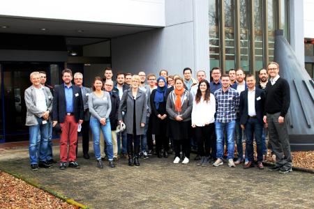 Die Teilnehmer des FSK-PUR-Workshops bei Covestro Oldenburg mit Stephan Kretschmann (Leiter Marketing und Entwicklung, 3. v.l.), Jens Geschke (Geschäftsführer Covestro Oldenburg,1.v.r.).
