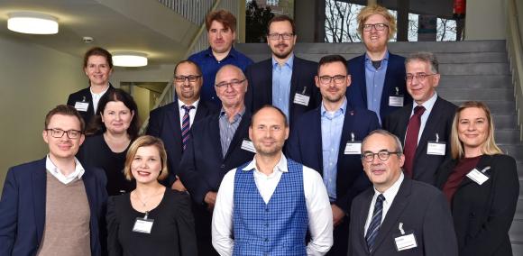 Die Vertreterinnen und Vertreter der beteiligten Projektpartner. Alrik Zech von Ecovis ist der zweite von rechts in der mittleren Reihe (Foto: Christian Stelling/FOM)