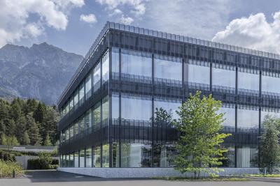 Hilti Bürogebäude in Schaan (LIE), verkleidet mit wellTEC® SW-100/440. Bild: metallpfister (CH)