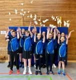 Da Jugendteam des BSV Badmintonsportverein Jungingen e. V. in seinen neuen Trikots, die von ASSA ABLOY gesponsert wurden. 