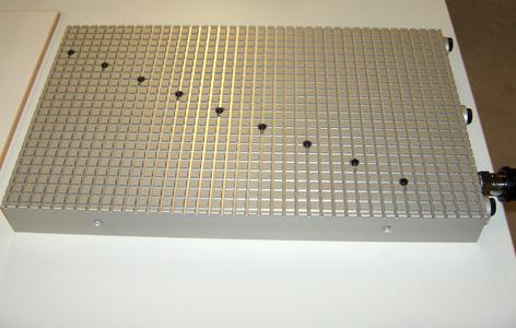 Vakuumrasterplatte 500x300x48mm mit neun Berührungsventilen zum Halten von Graphit-Werkstücken unterschiedlicher Größe