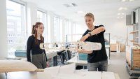 Zwei Studierende in der Modellbauwerkstatt des Institute of Aerospace Technology (IAT) der Hochschule Bremen
