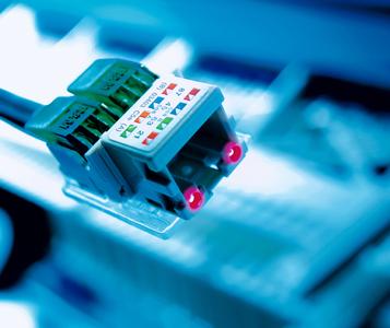Das Verbindungstalent von R&M: RCC45-Modul mit Öffnungen für Plastic Optical Fiber, ein Baustein für die zukunftorientierte Multimedia-Heimverkabelung.