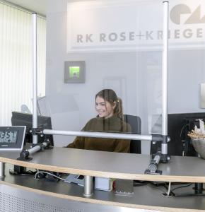 Leicht zu reinigende Aluminiumprofile und transparente Kunststoffscheiben bilden einen individuell gestaltbaren, wirkungsvollen Tröpfchen- bzw. Spuckschutz.