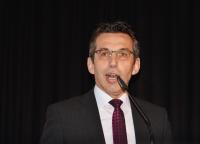 Richtungsweisend: Holzbauunternehmer Erwin Taglieber aus Oettingen/Bayern ist Präsident des Deutschen Holzfertigbau-Verbandes e.V. (DHV), dem über 240 mittelständische Fertighaushersteller und Zulieferbetriebe angehören. Sitz des Verbandes ist Ostfildern bei Stuttgart / Bild: Achim Dathe für den DHV, Ostfildern; www.d-h-v.de Richtungsweisend: Holzbauunternehmer Erwin Taglieber aus Oettingen/Bayern ist Präsident des Deutschen Holzfertigbau-Verbandes e.V. (DHV), dem über 240 mittelständische Fertighaushersteller und Zulieferbetriebe angehören. Sitz des Verbandes ist Ostfildern bei Stuttgart / Bild: Achim Dathe für den DHV, Ostfildern; www.d-h-v.de