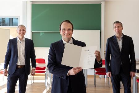 Ernennung von Florian Puch zum Universitätsprofessor an der TU Ilmenau (v.l.n.r.: Benjamin Redlingshöfer, Direktor TITK Rudolstadt, Prof. Florian Puch, Prof. Kai-Uwe Sattler, Präsident TU Ilmenau) (© TU Ilmenau/Michael Reichel)