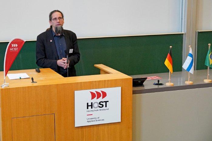 Prof. Dr. Johannes Gulden bei der Eröffnung.jpg