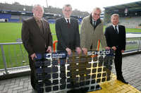 Die Geschäftsführer Wolfgang Brinkmann und Friedhelm Rieke (Stadtwerke Bielefeld), Dirk U. Hindrichs (Schüco) und Roland Kentsch (DSC Arminia Bielefeld) mit einem Photovoltaikmodul für die neue Haupttribüne