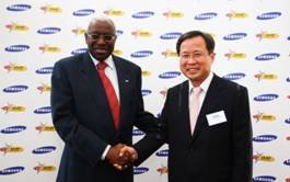 Sangheung Shin, President Samsung Europe, und Lamine Diack, IAAF President (l.), verkünden .jpg