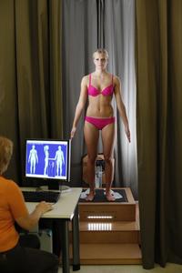 Mit Hilfe modernster 3D-Bodyscanner wurden die anatomischen Werte von Brustkrebs-Patientinnen berührungsfrei ermittelt und daraus eine die ideale Schnittführung des Spezial-BHs abgeleitet. ©Hohenstein