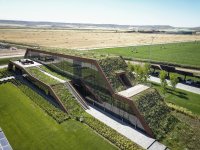 Inmitten der Getreidefelder erhebt sich das strahlende Bürogebäude der Firma Farming Agrícola förmlich aus dem Boden.