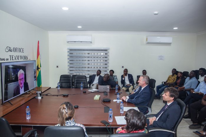 Foto 3 - Bundespräsident aD Wulff im Video-Call mit AmaliTech-Gründer Martin Hecker.jpeg