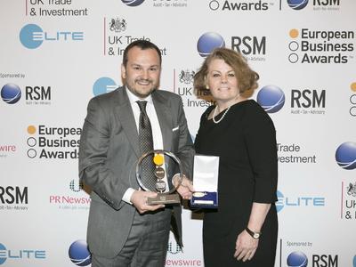 Daniel Fabbiano, BMZ Works Manager, receives the trophy for
'The RSM Entrepreneur of the Year Award' ‒ on behalf of BMZ founder and
owner Sven Bauer ‒ from Jean Stephens, CEO of RSM