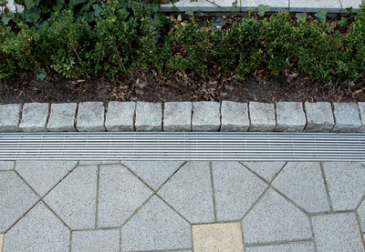 Der Längsstabrost ist ein hochwertiges Gestaltungselement für optisch ansprechende Außenbereiche. Foto: Dipl.-Des. Sebastian Brink