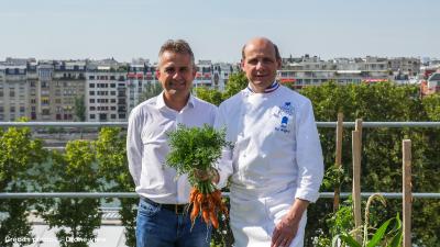 Pierre Georgel von Ecovegetal und Eric Briffard von "Le Cordon Bleu" freuen sich gemeinsam über das tolle Ergebnis. Quelle: Drone-view
