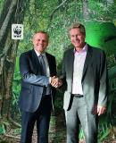 Andreas Engelhardt (links), persönlich haftender Gesellschafter der Schüco International KG, und Eberhard Brandes (rechts), Geschäftsführender Vorstand WWF Deutschland, bei der Vereinbarung der Zusammenarbeit