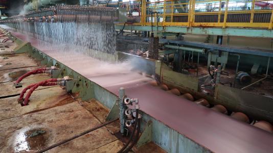 Kühlstrecke im Auslauf der von SMS group modernisierten Warmbandstraße von Ningbo Iron & Steel. Verstärkte Laminarkühlung und Querabspritzung